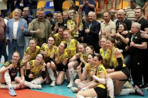 У Чернівцях услід за футболістами тріумфували у чемпіонаті України й волейболістки